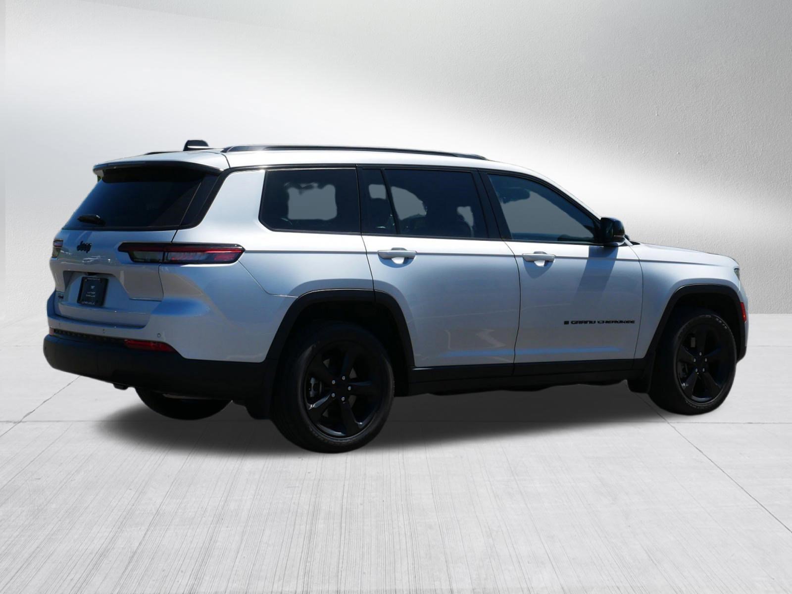 Used 2023 Jeep Grand Cherokee L Laredo AWD/4WD image 5