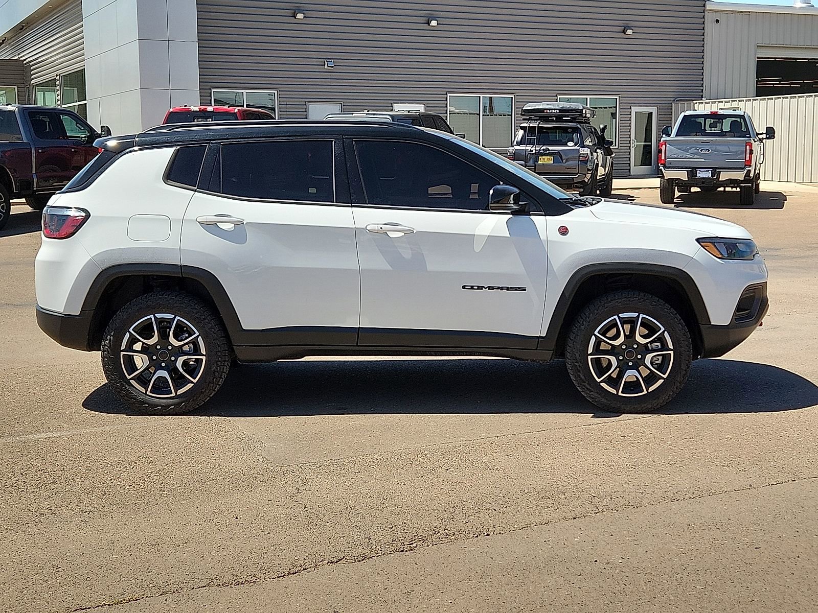 Used 2025 Jeep Compass Trailhawk AWD/4WD image 5