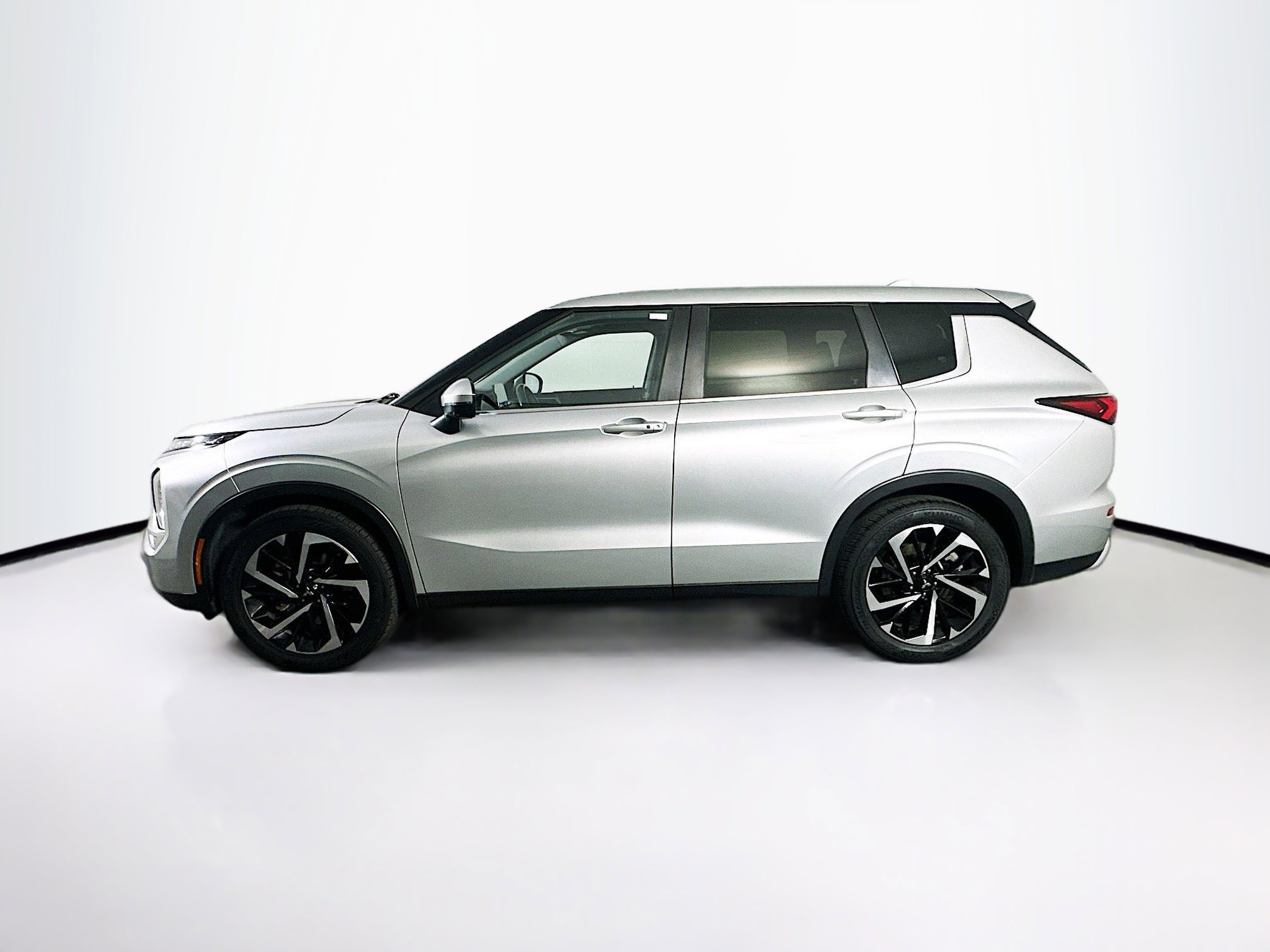 Used 2024 Mitsubishi Outlander SE FWD image 4