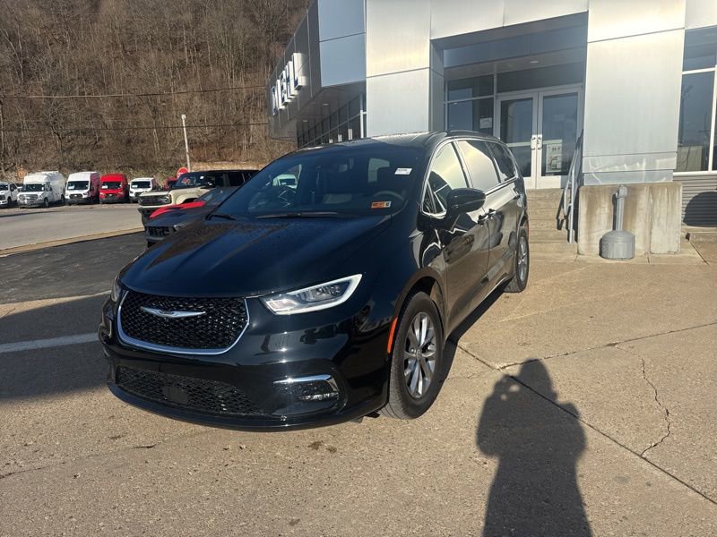 Used 2026 Chrysler Pacifica Select image 3