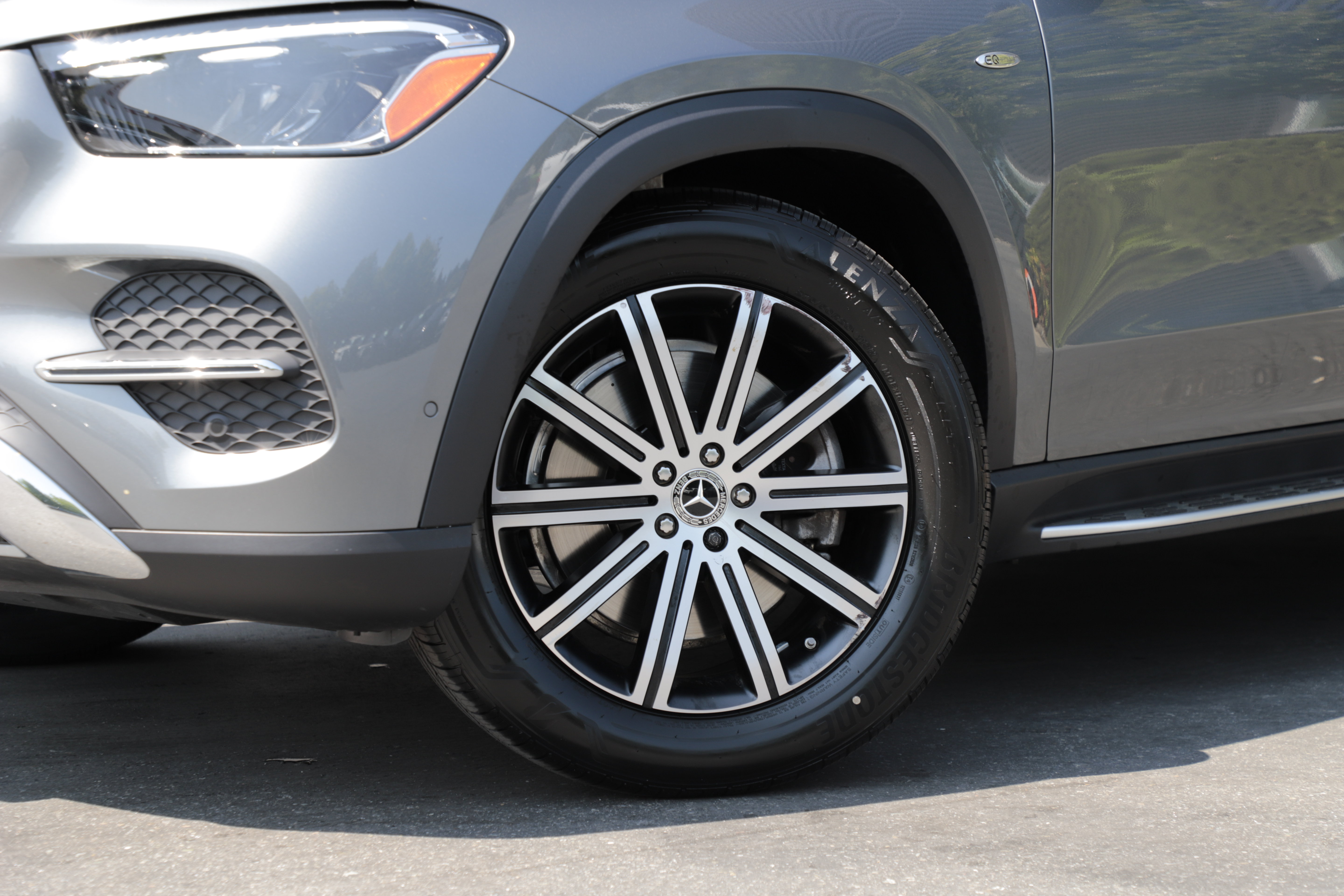 Used 2025 Mercedes-Benz GLE 450e 4MATIC image 2