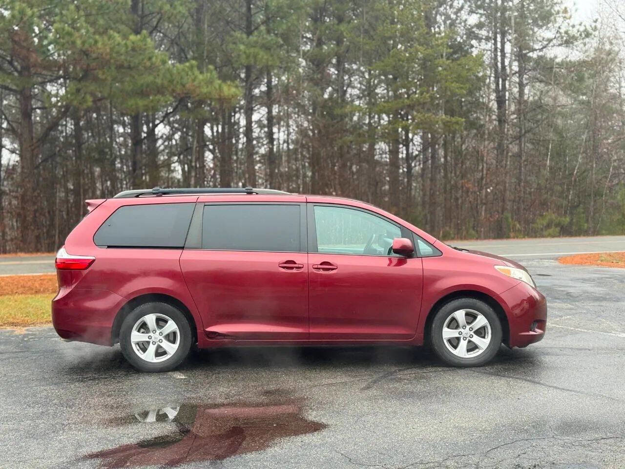 Used 2017 Toyota Sienna LE image 3