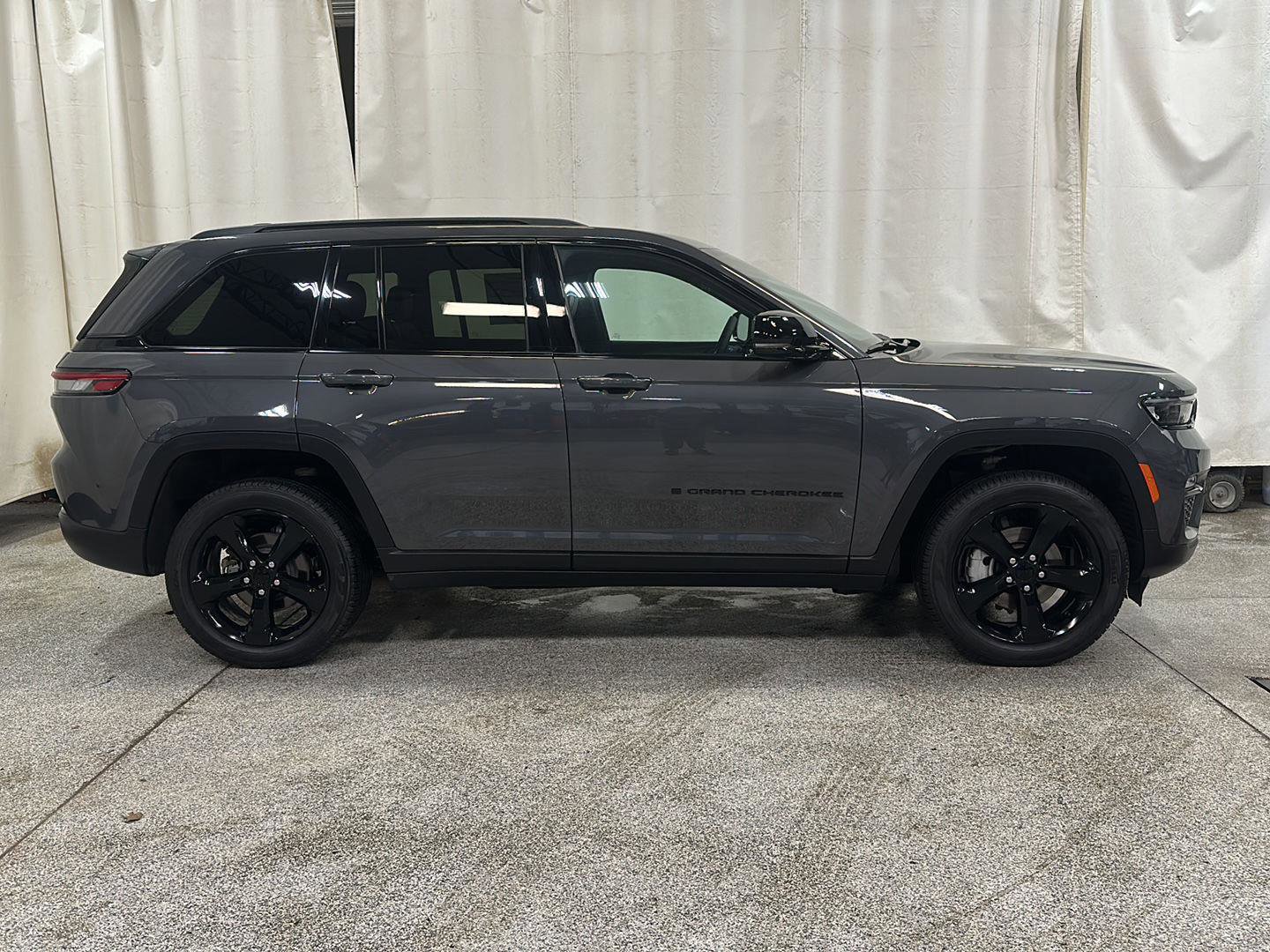 Used 2025 Jeep Grand Cherokee Limited w/ Black Appearance Package AWD/4WD image 6