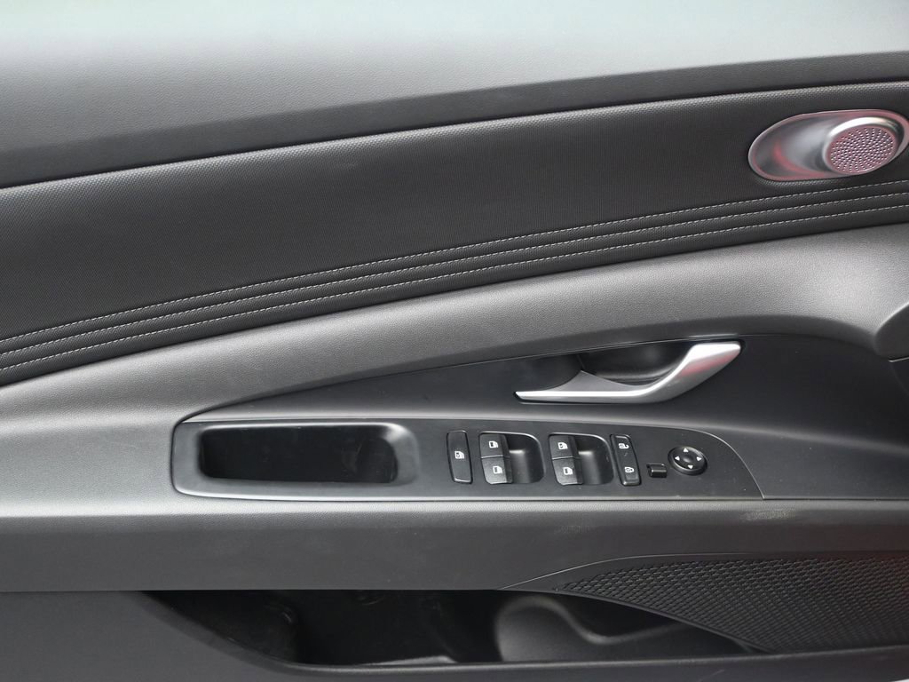 Certified 2025 Hyundai Elantra SEL FWD image 19