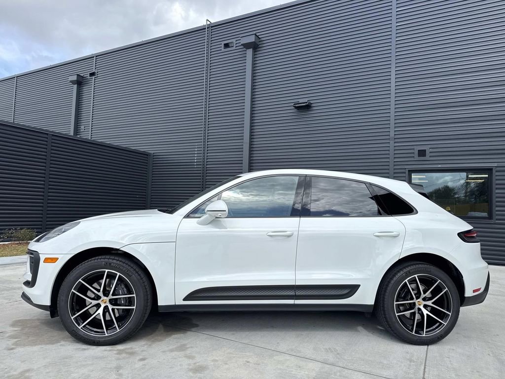 Certified 2025 Porsche Macan image 2