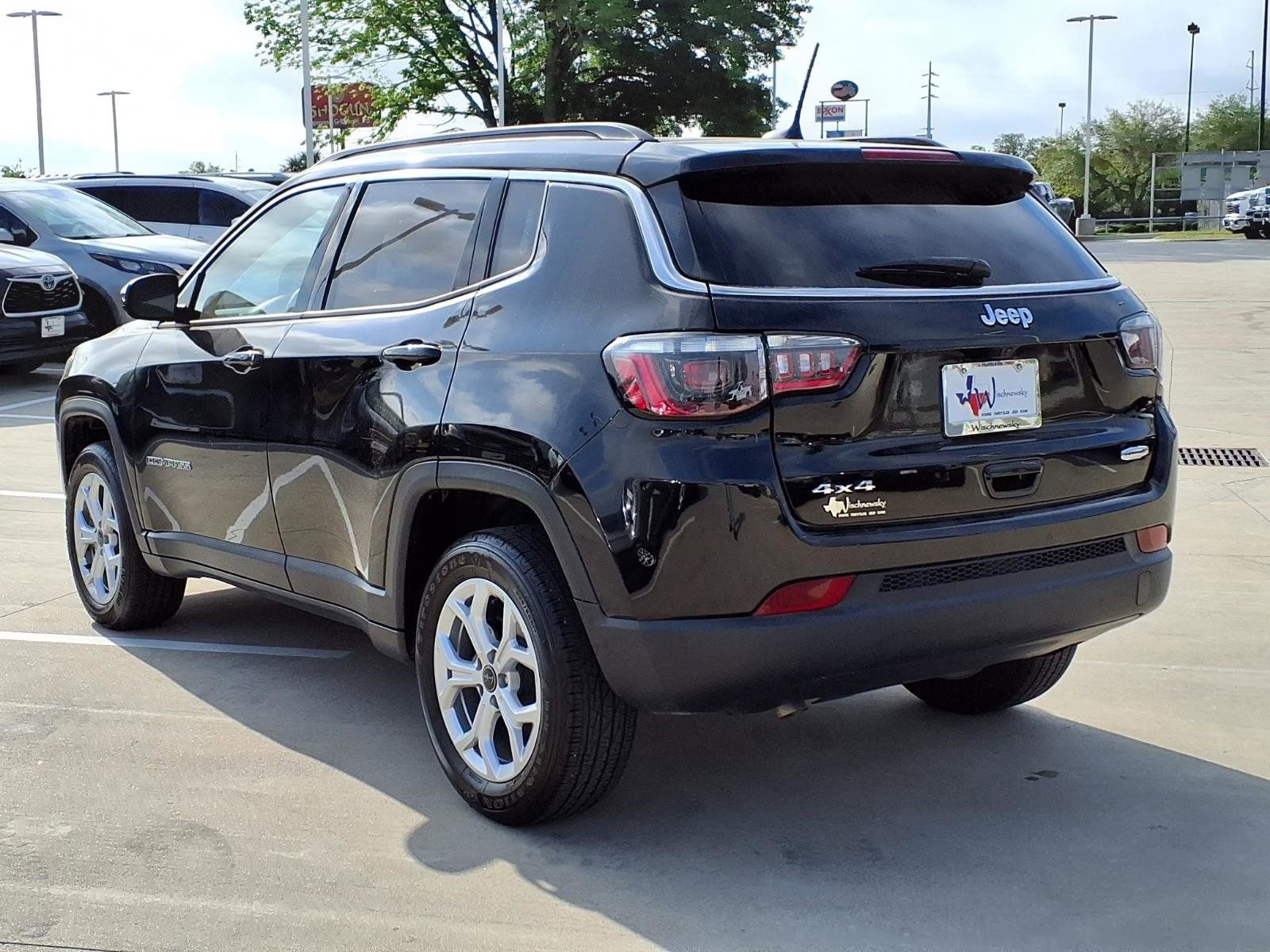 Used 2025 Jeep Compass Latitude image 2