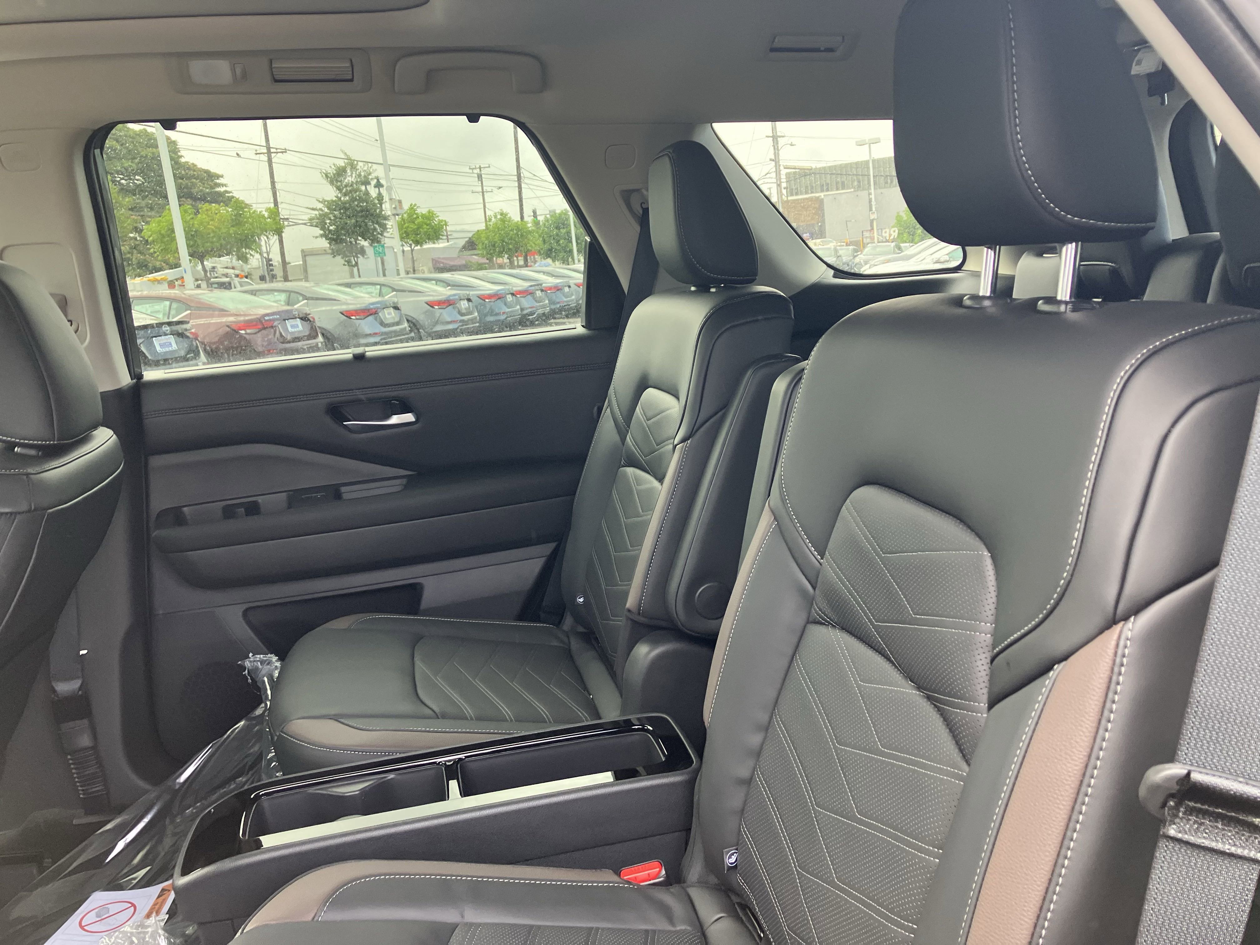 New 2025 Nissan Pathfinder Platinum image 9