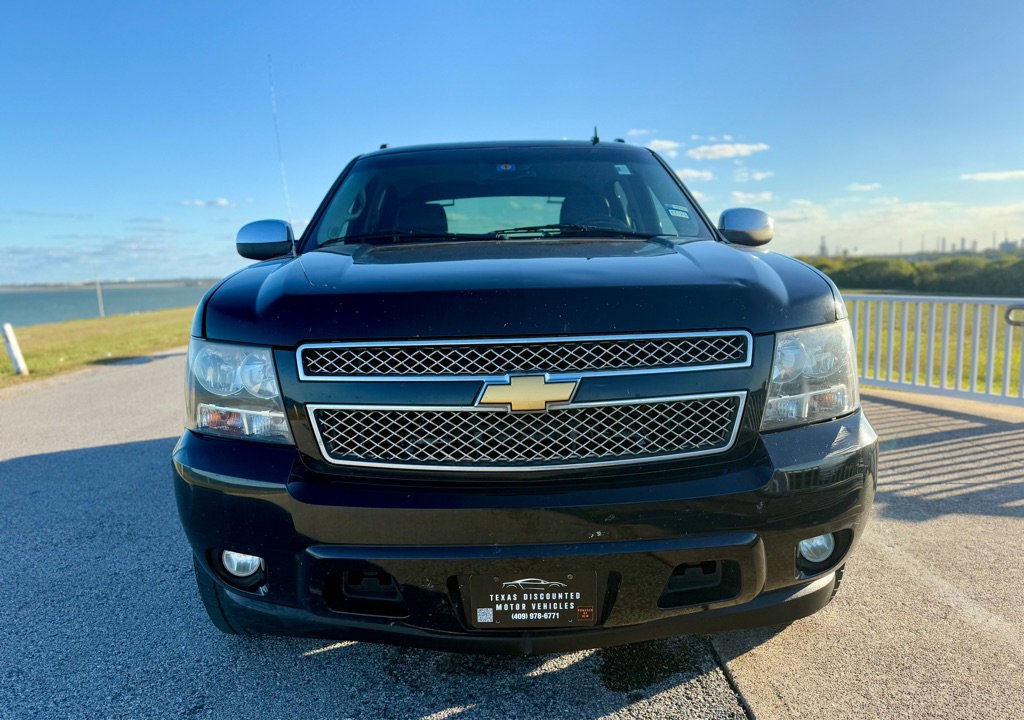 Used 2013 Chevrolet Avalanche LTZ image 2