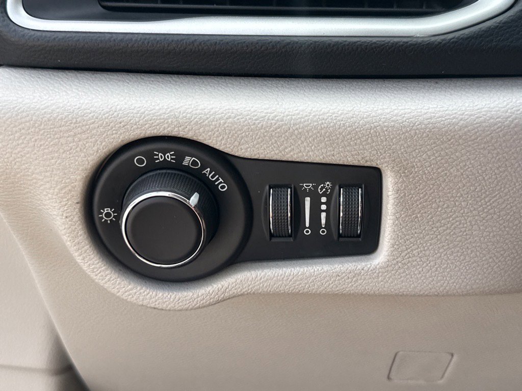 Used 2020 Chrysler Voyager Lxi image 26