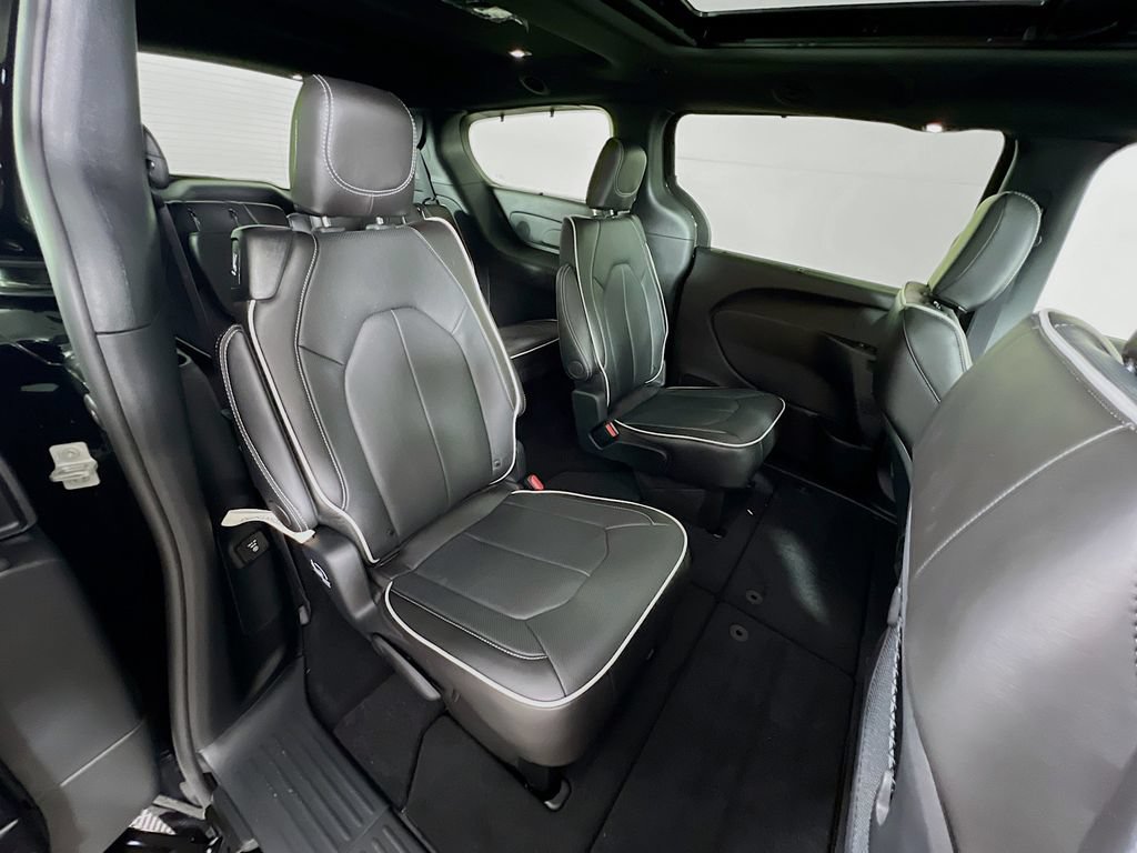 New 2027 Chrysler Pacifica Limited w/ Family Tech Group AWD/4WD image 30