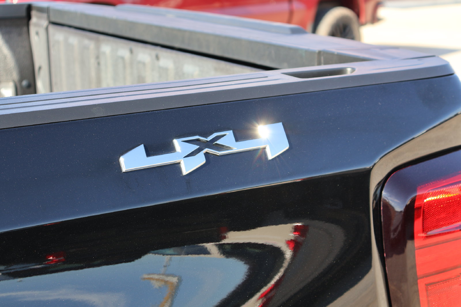 Used 2025 GMC Sierra 1500 SLT AWD/4WD image 3