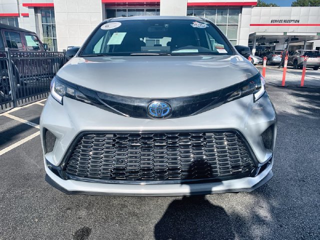 Certified 2025 Toyota Sienna XSE w/ XSE Premium Package AWD/4WD image 3
