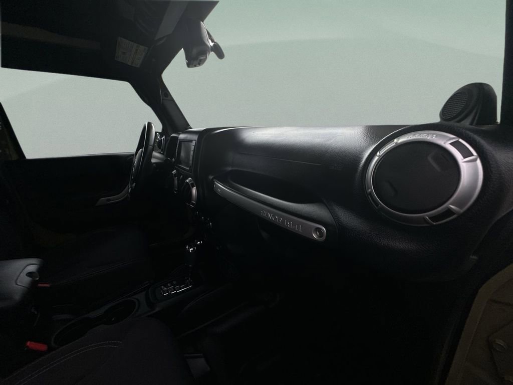 Used 2013 Jeep Wrangler Unlimited Rubicon w/ Connectivity Group image 15