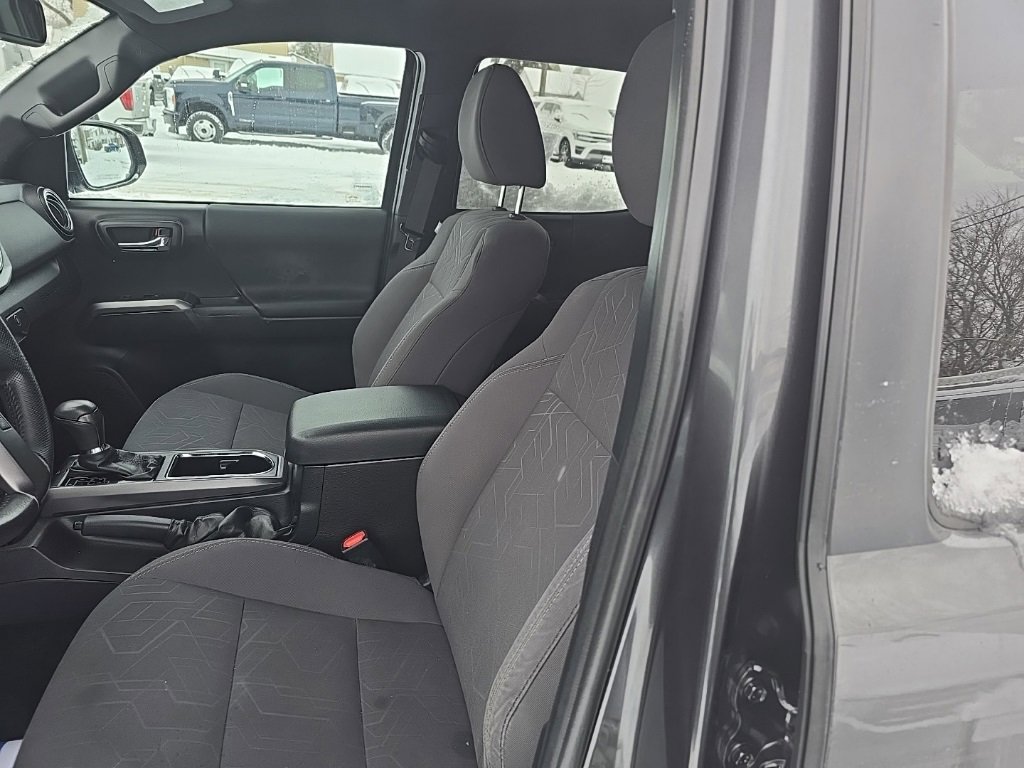 Used 2018 Toyota Tacoma TRD Off-Road image 9