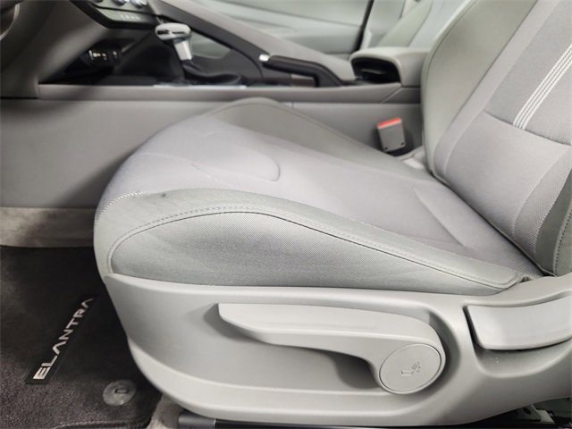 Certified 2025 Hyundai Elantra SE image 11