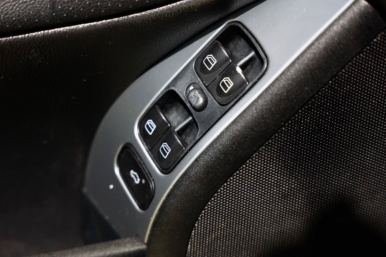 Used 2005 Mercedes-Benz C 230 Sedan image 36
