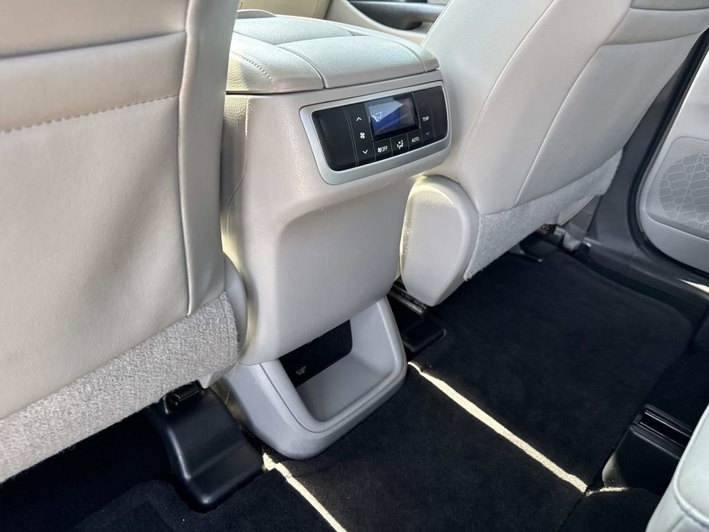 Used 2018 Toyota Highlander XLE image 13