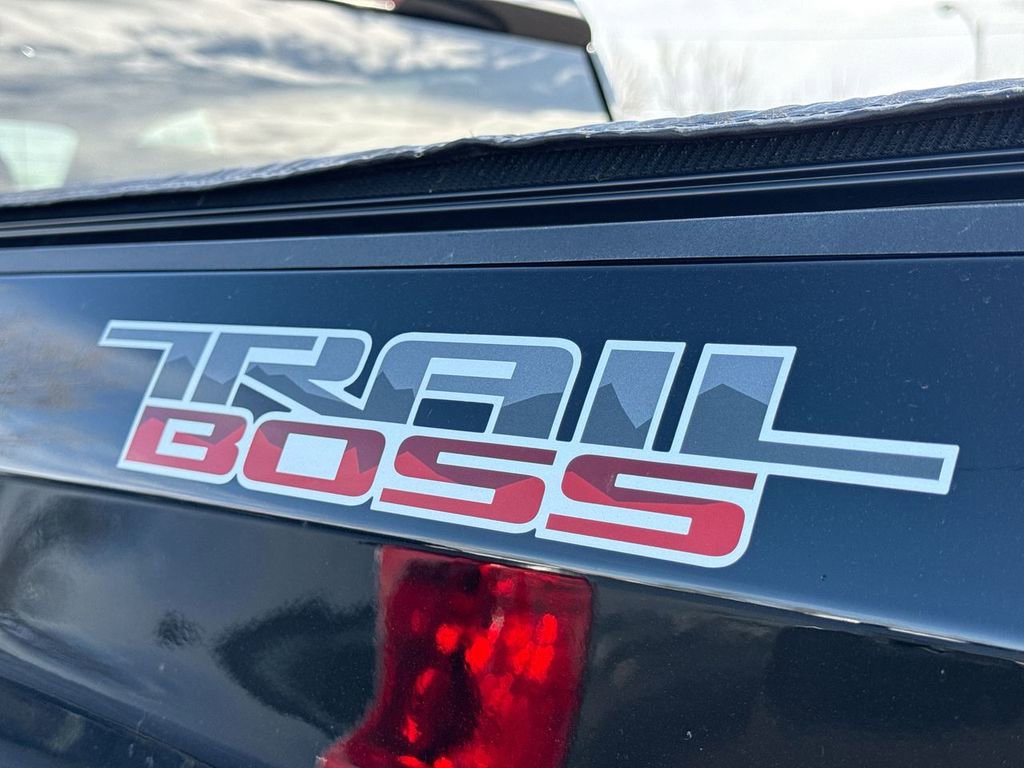 Used 2022 Chevrolet Silverado 1500 LT Trail Boss w/ LPO, Dark Essentials Package AWD/4WD image 7