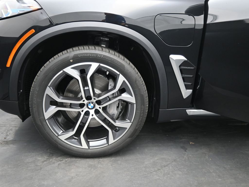 New 2026 BMW X5 xDrive50e w/ Premium Package AWD/4WD image 4