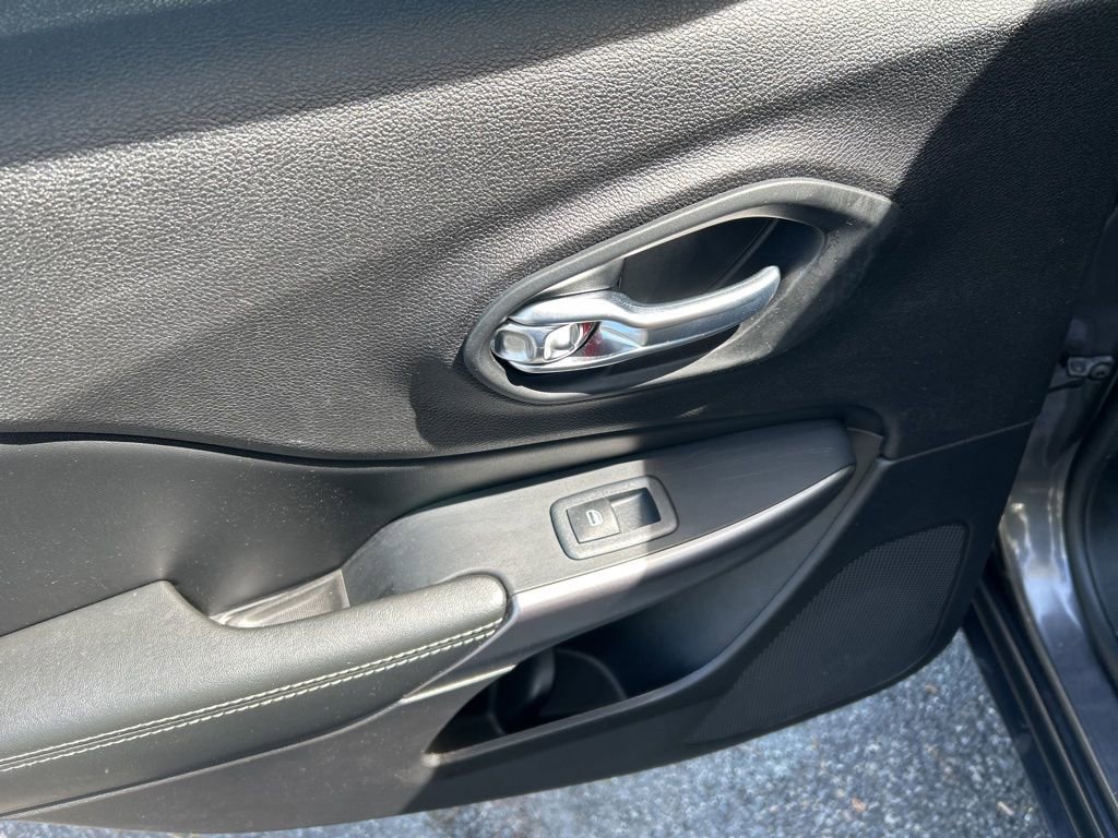 Used 2019 Jeep Cherokee Limited image 25