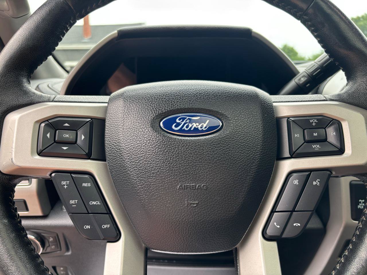 Used 2019 Ford F350 Lariat w/ Lariat Ultimate Package AWD/4WD image 31