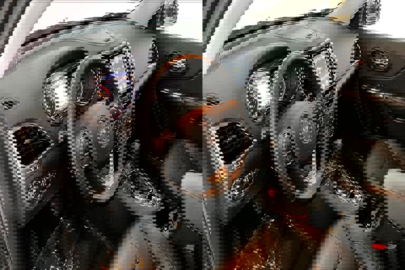 Used 2019 Jeep Cherokee Limited w/ Technology Group AWD/4WD image 17