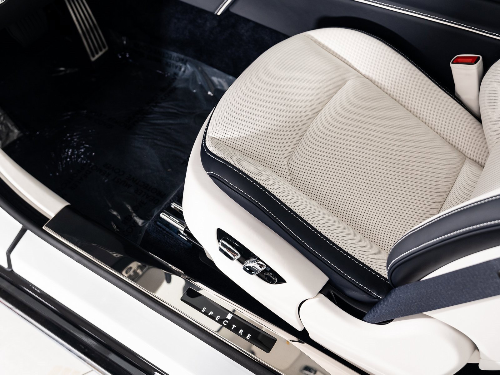 Used 2025 Rolls-Royce Spectre w/ Spectre Launch Package image 14