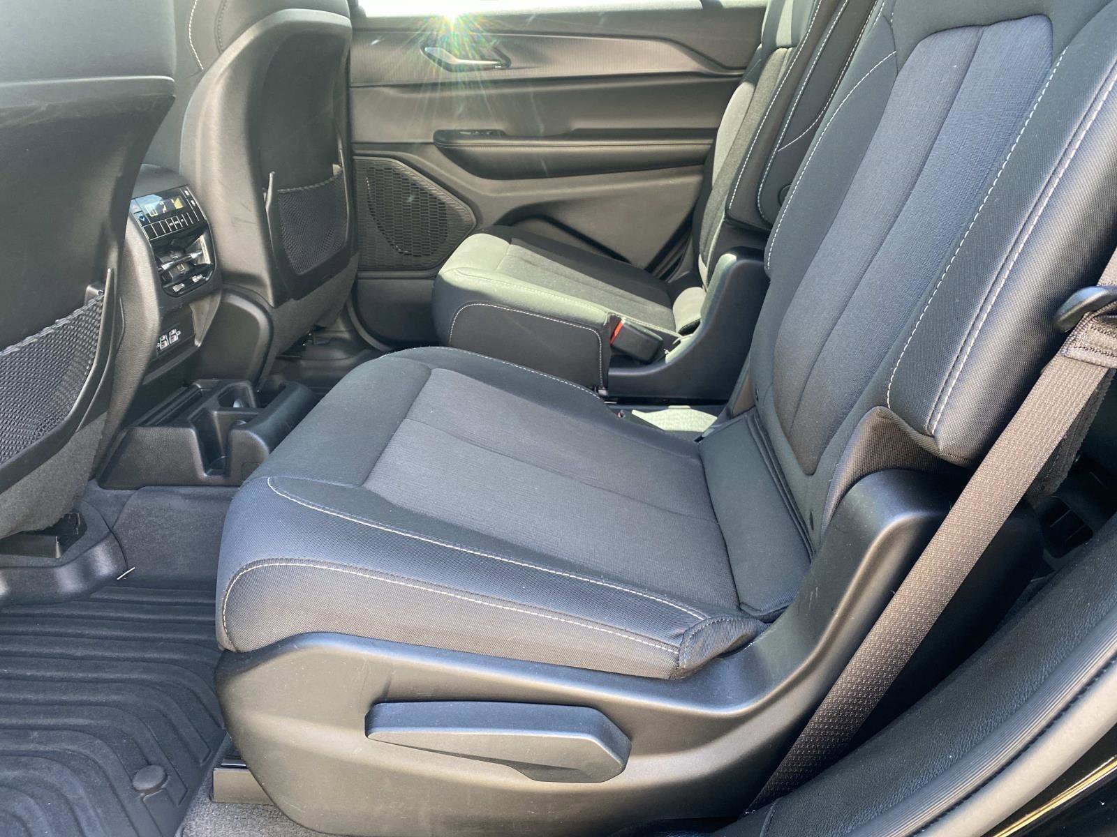 Used 2023 Jeep Grand Cherokee L Laredo image 18