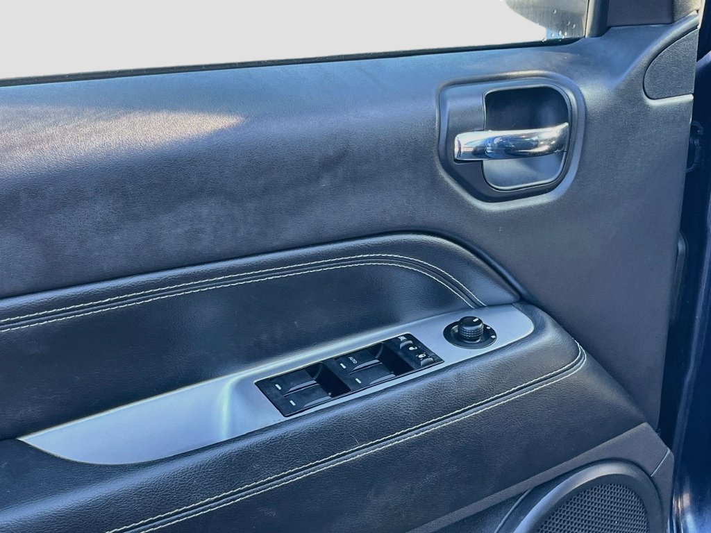 Used 2014 Jeep Compass Latitude FWD image 16