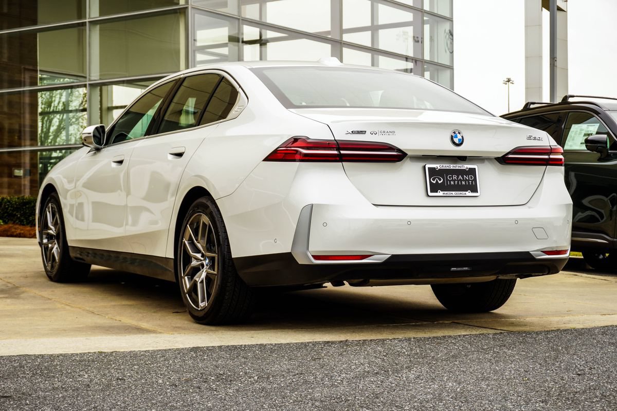 Used 2026 BMW 530i xDrive w/ Premium Package AWD/4WD image 10