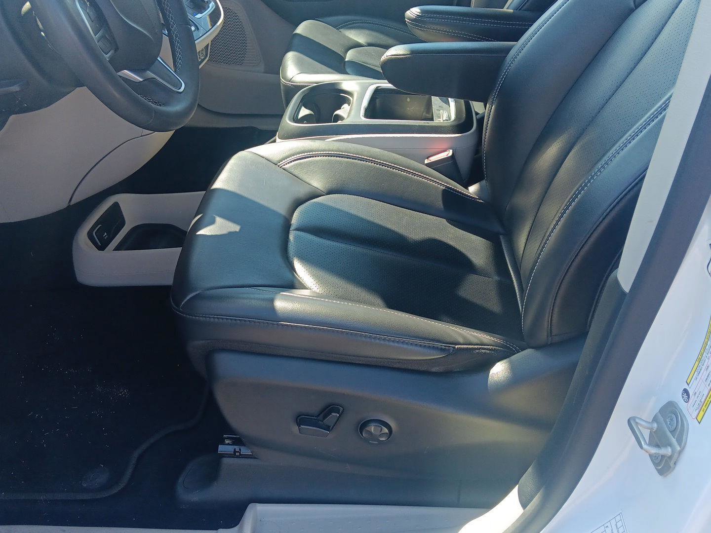 Used 2023 Chrysler Pacifica Touring-L FWD image 13