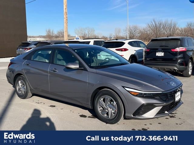 New 2025 Hyundai Elantra SE image 3