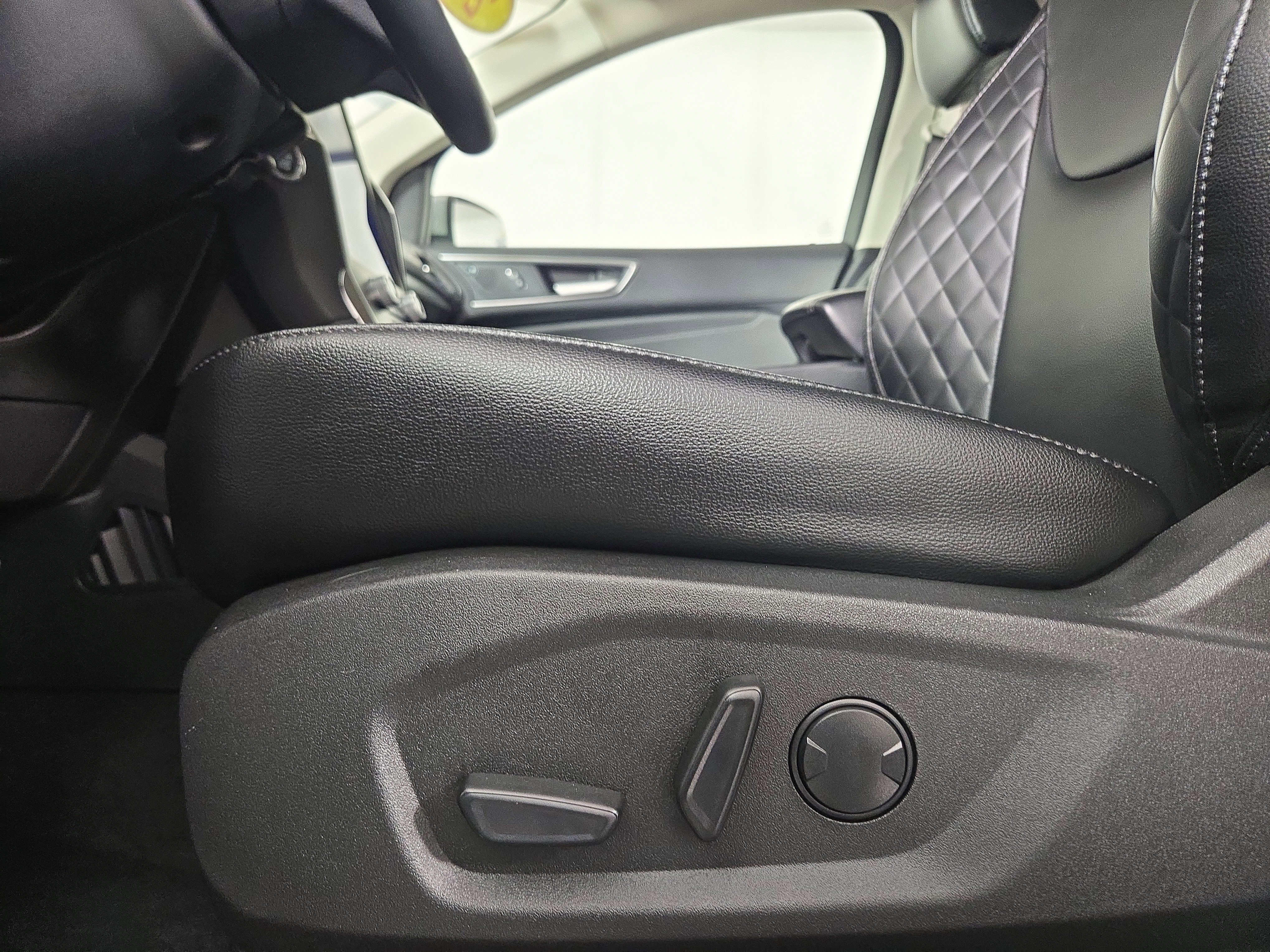 Used 2024 Ford Edge Titanium image 29