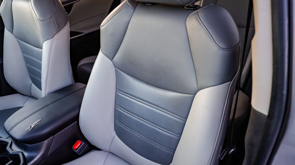 Used 2022 Toyota RAV4 XLE Premium image 30