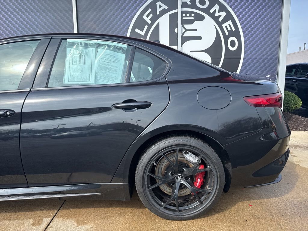 Used 2018 Alfa Romeo Giulia Quadrifoglio image 15
