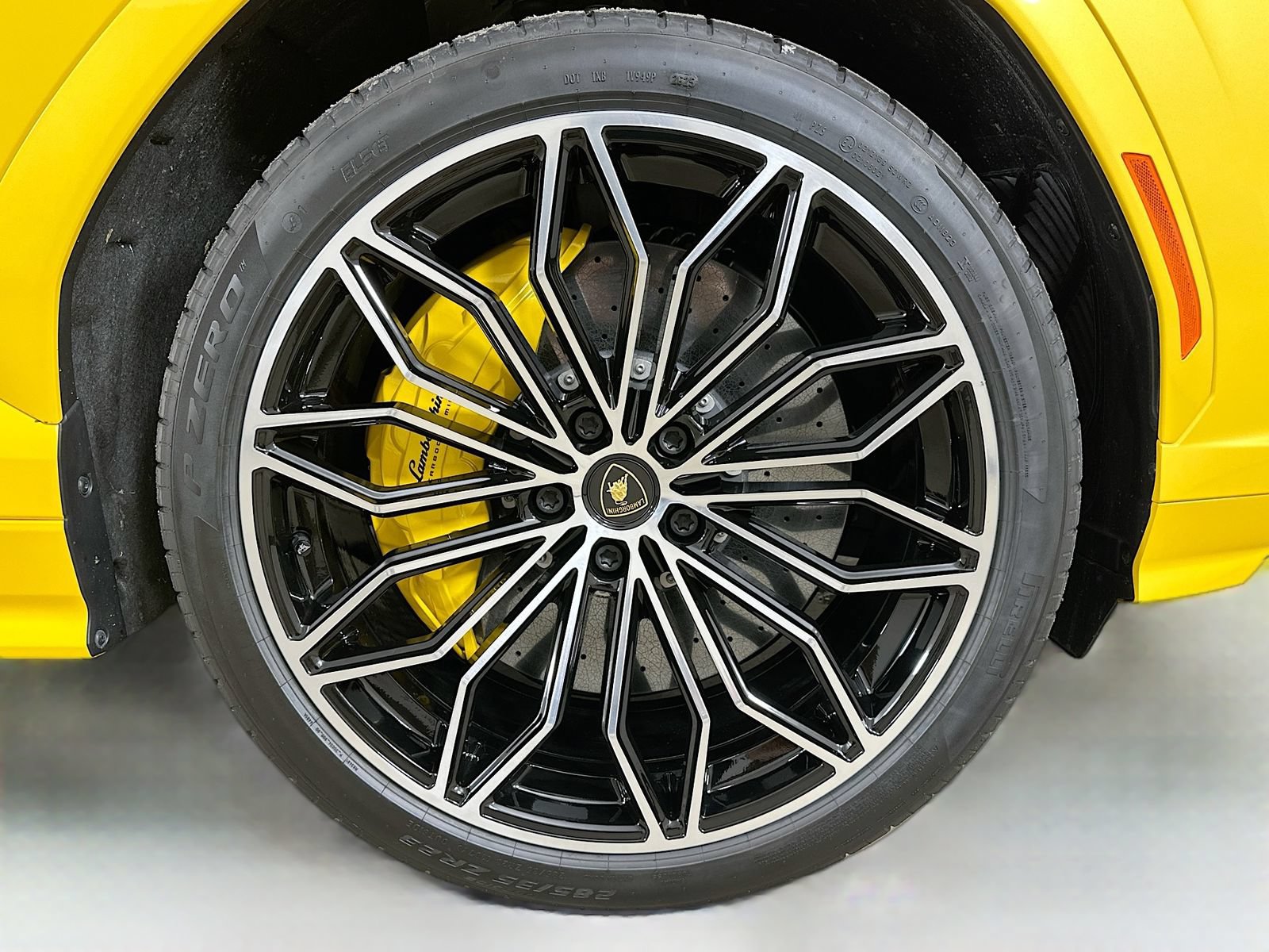 Used 2025 Lamborghini Urus SE AWD/4WD image 65