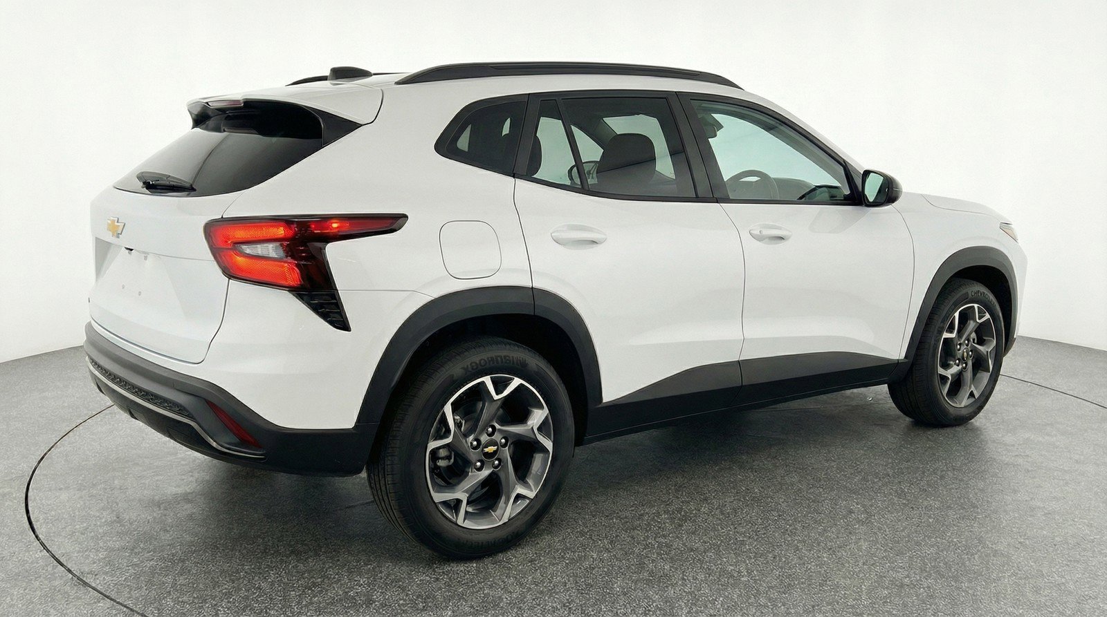 Used 2025 Chevrolet Trax LT FWD image 9