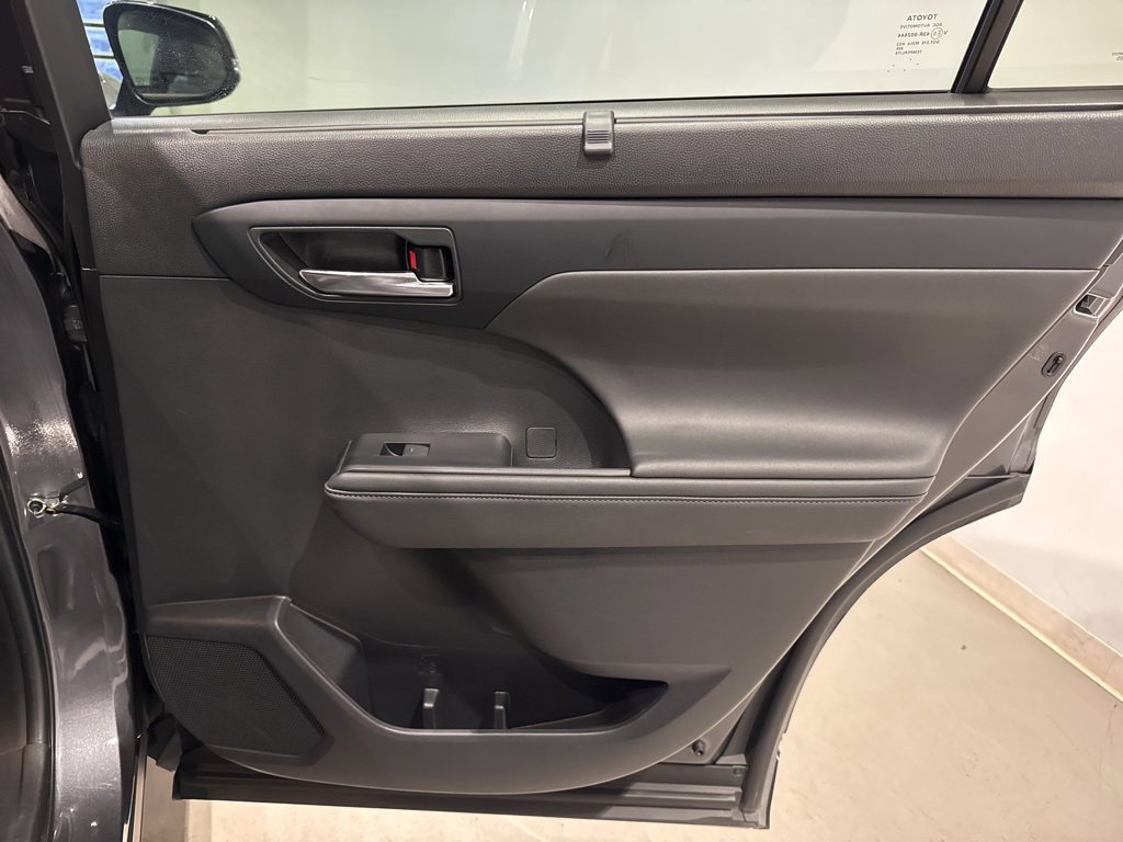 Used 2022 Toyota Highlander XSE image 29