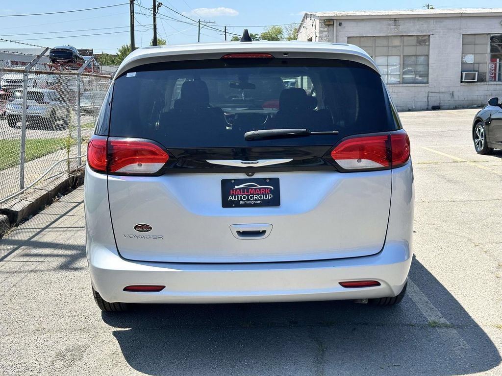 Used 2022 Chrysler Voyager LX FWD image 3