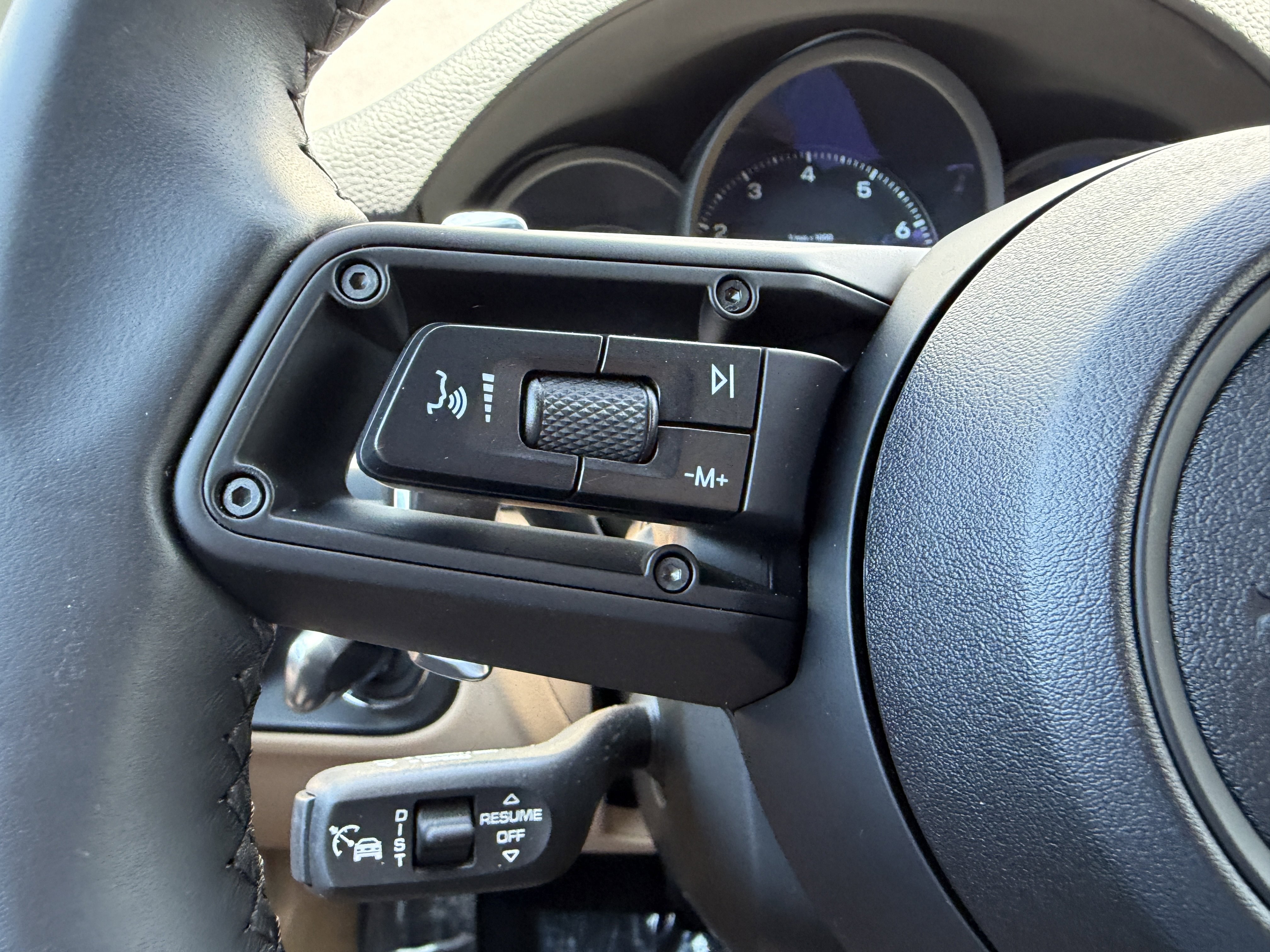 Certified 2025 Porsche Macan image 34