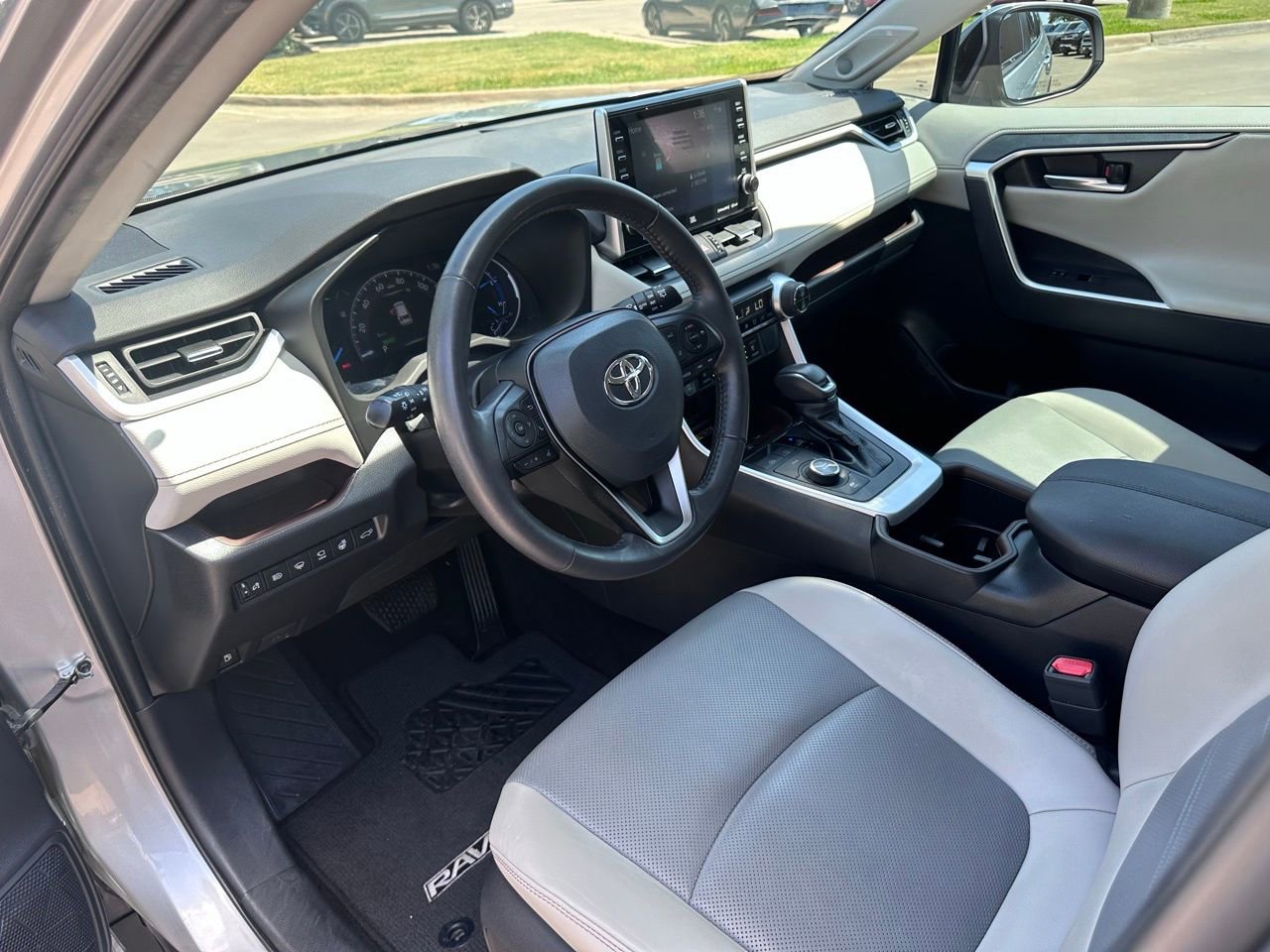 Used 2022 Toyota RAV4 Limited image 23