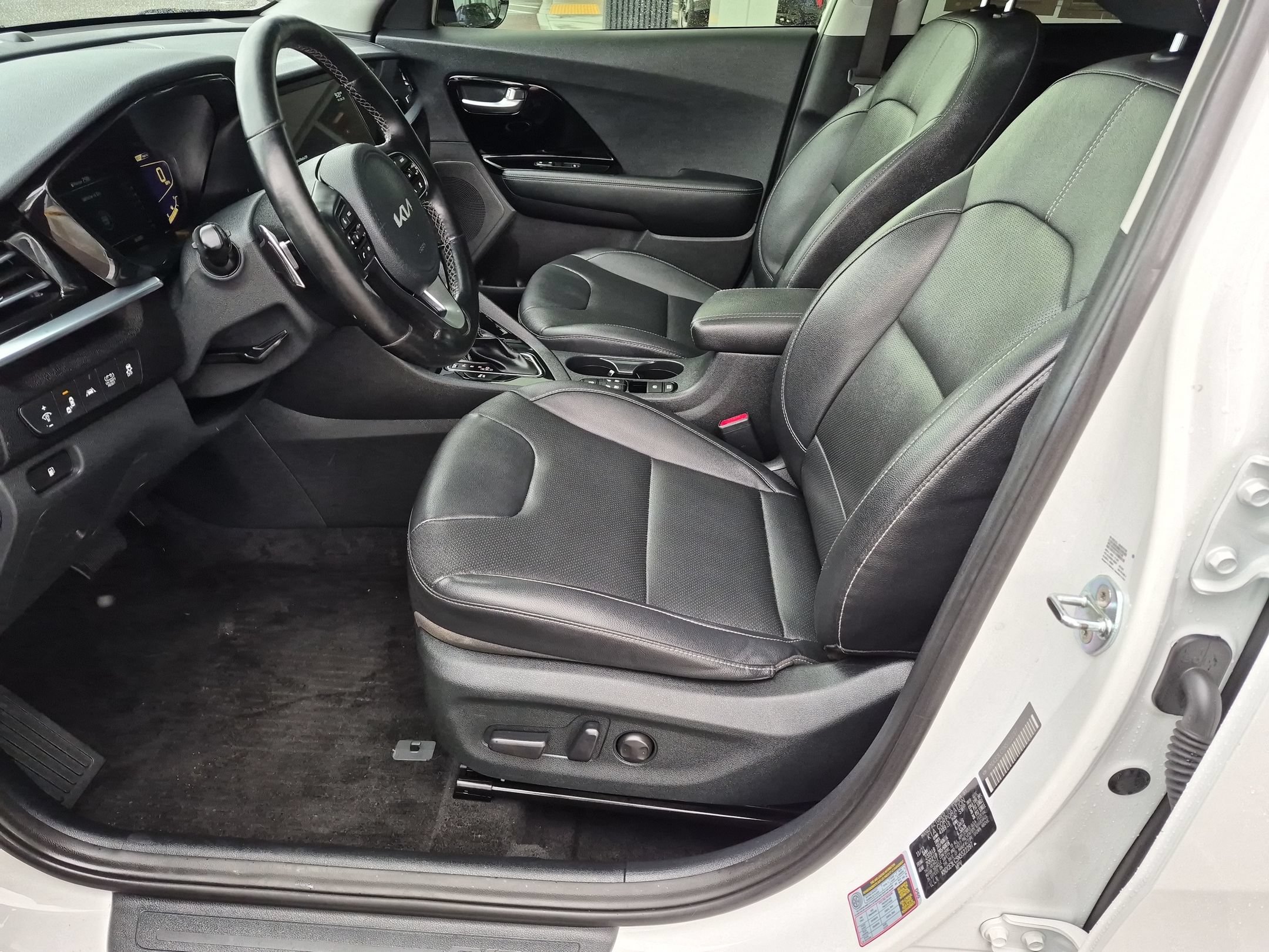 Used 2022 Kia Niro EX Premium FWD image 13