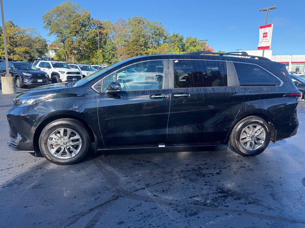 Used 2025 Toyota Sienna XLE w/ XLE Plus Package AWD/4WD image 3