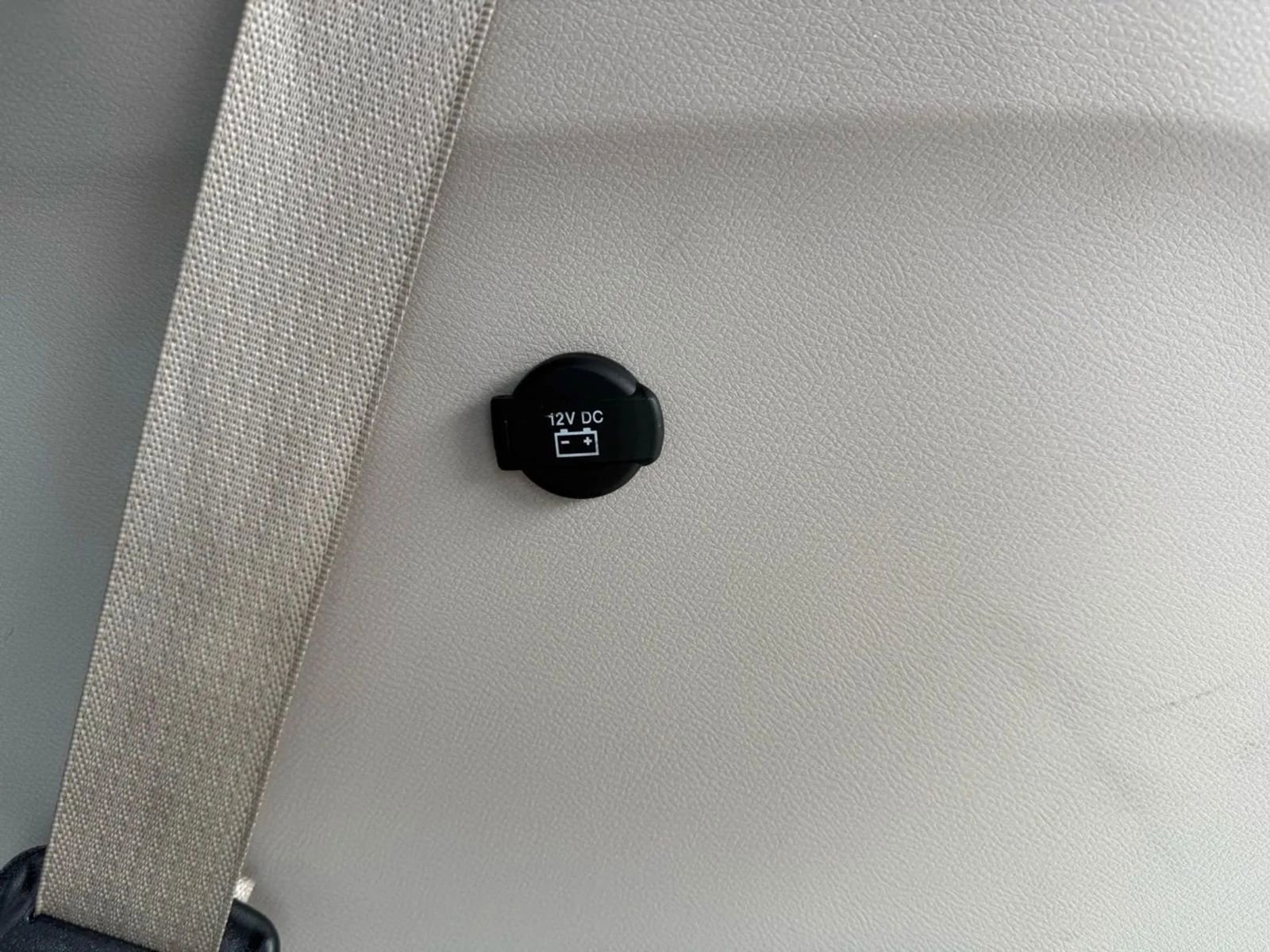 Used 2023 Chrysler Voyager LX image 23