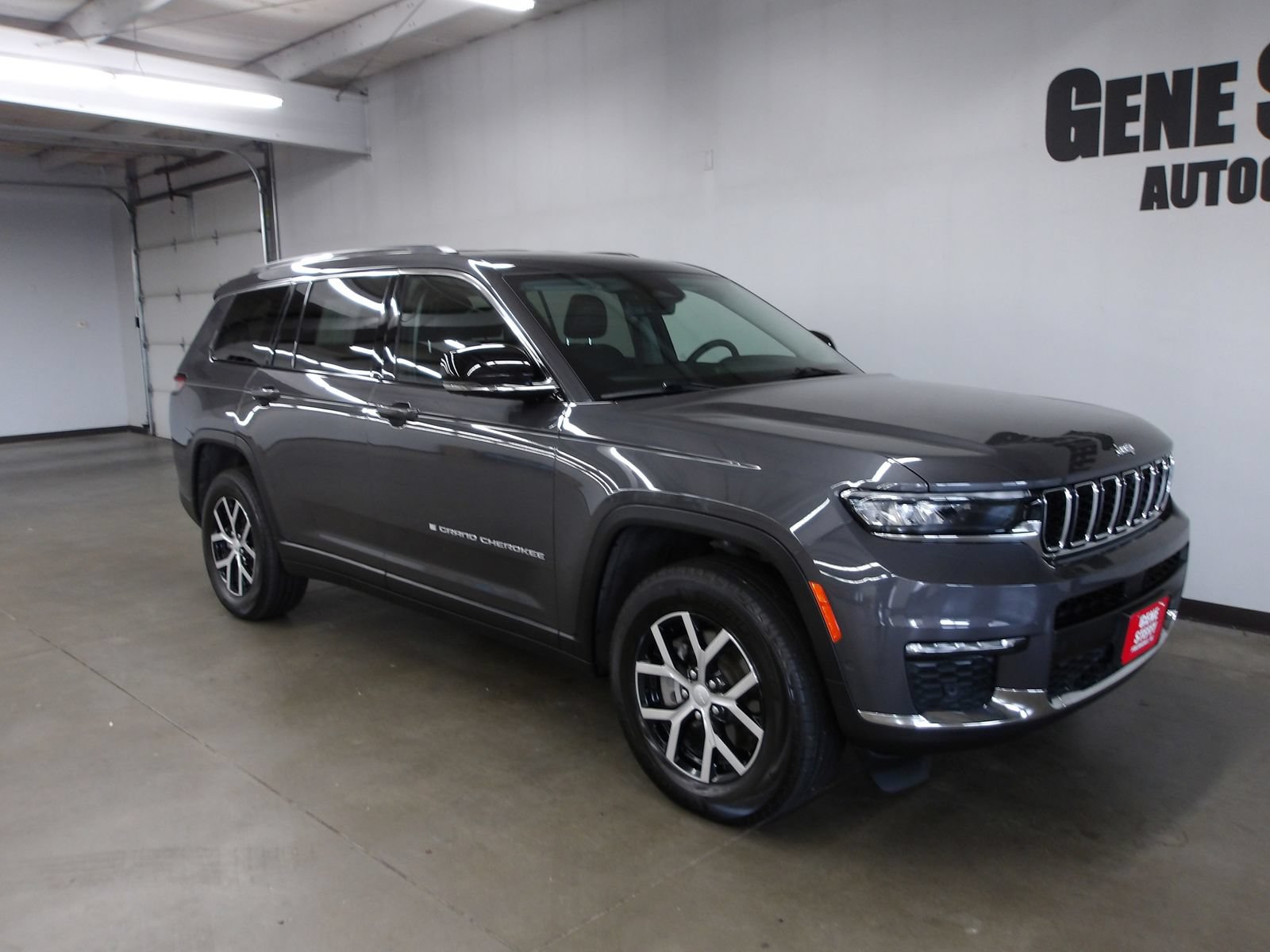 Used 2023 Jeep Grand Cherokee L Limited w/ Luxury Tech Group II AWD/4WD image 4