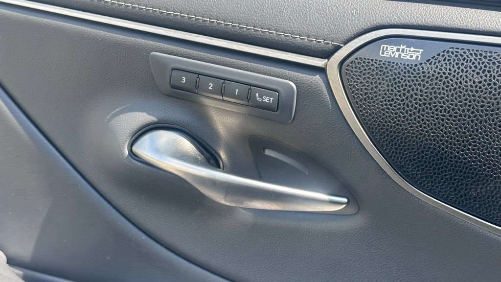 Used 2021 Lexus ES 300h w/ Accessory Package FWD image 17