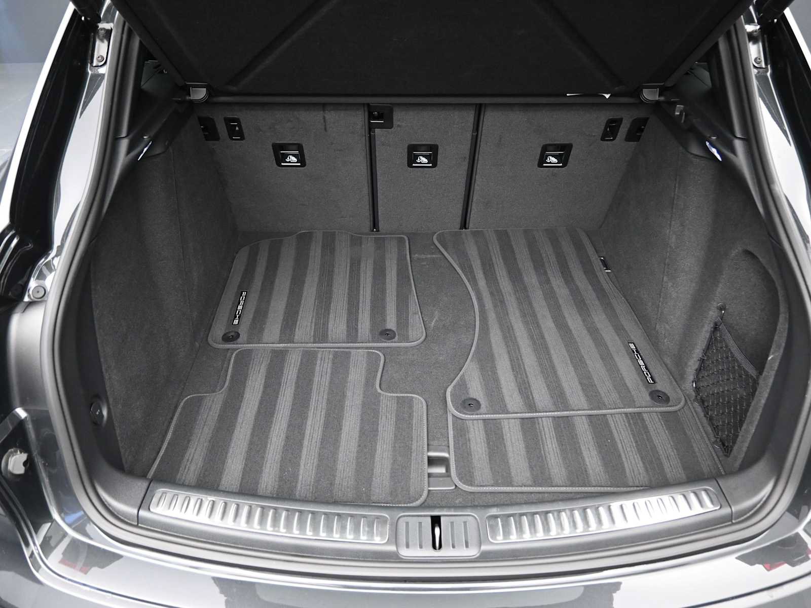 Certified 2025 Porsche Macan Turbo AWD/4WD image 20