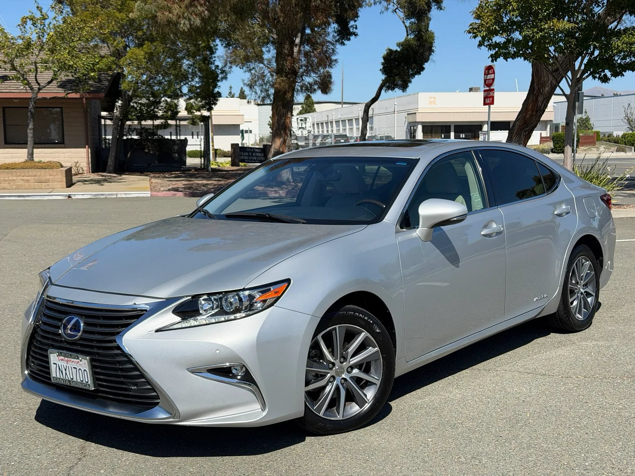 Used 2016 Lexus ES 300h w/ Navigation System Package FWD image 1