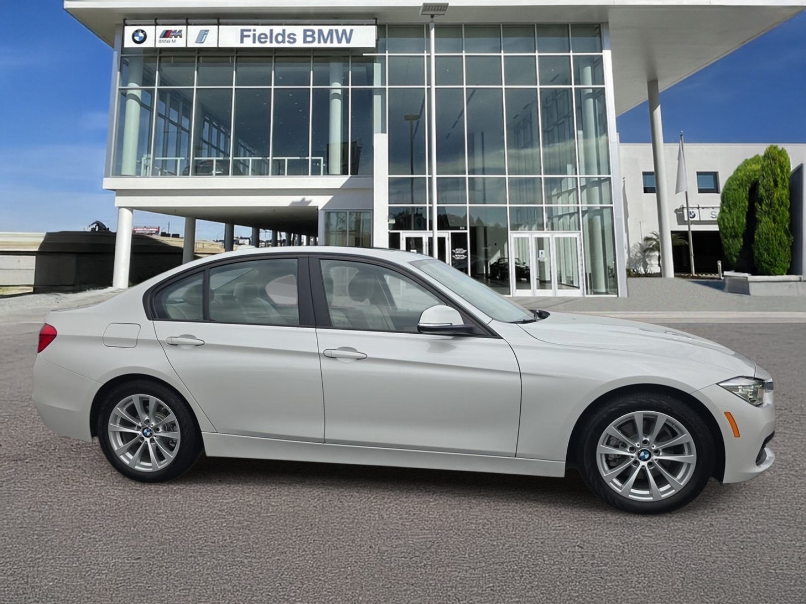 Used 2018 BMW 320i Sedan RWD image 1