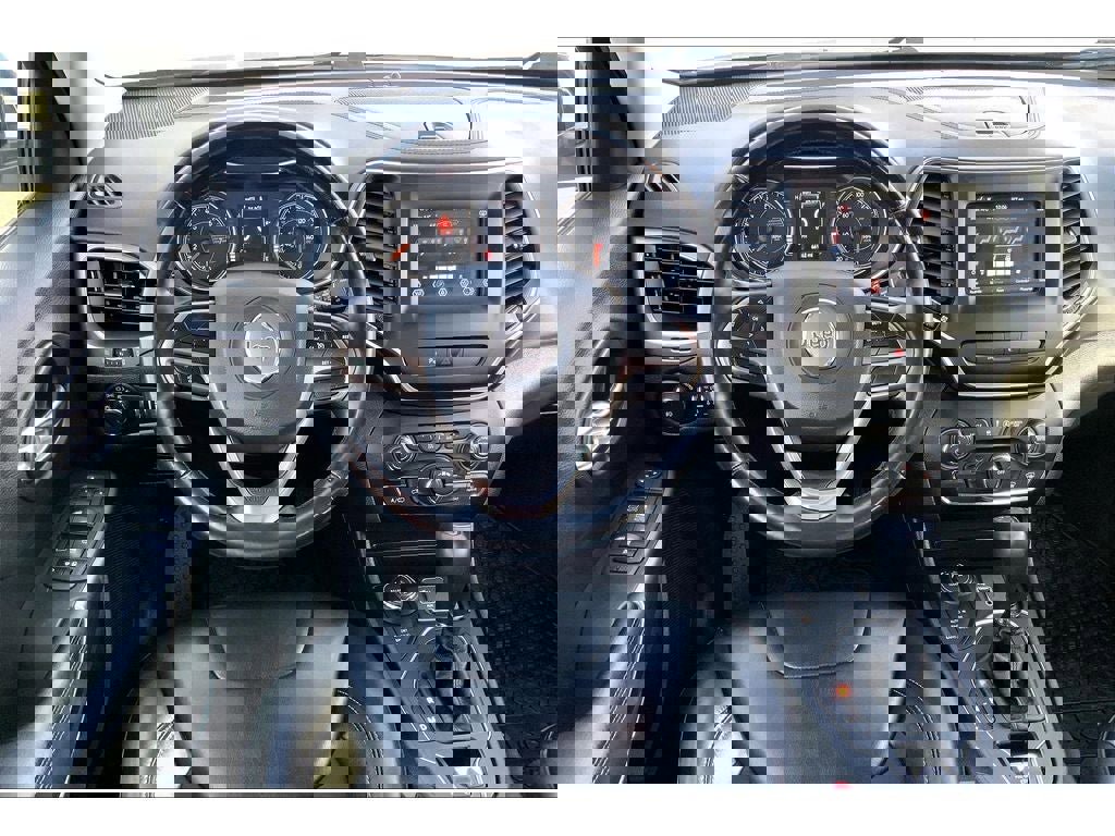 Used 2020 Jeep Cherokee Latitude Plus w/ Cold Weather Group image 6